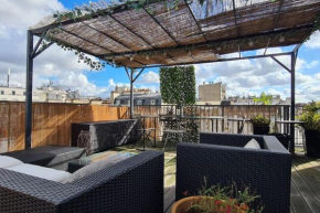 Room with terrace and view of Sacré Coeur
